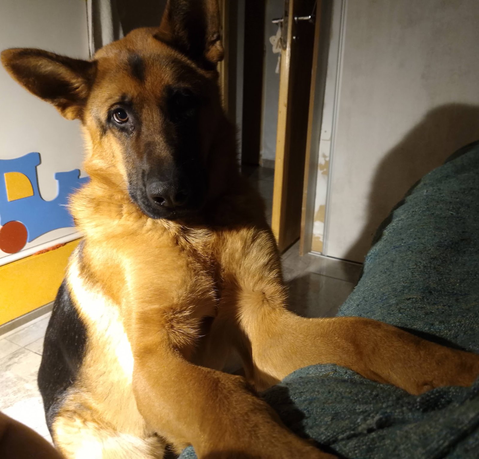 Lagherta descansando junto a una de las niñas de la familia